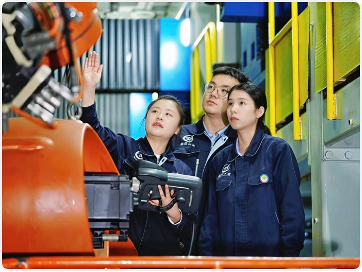 岗位学雷锋标兵|研制迷你机器人 不断创新为生产助力 中航西飞新时代巾帼班组“薛莹班” 80%都是女生