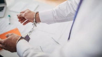 国安部：重要岗位离职人员企图用国家秘密换绿卡 出境前被抓获