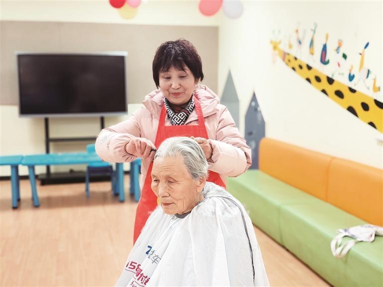 社区里的温暖风景线