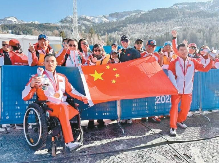 古城骄子雪场封王 五星红旗赛场飞扬 西安小伙刘子旭冬残奥会续写传奇