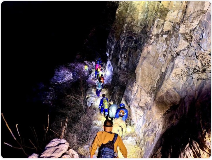 4名博士生爬野山迷路：都是徒步新手 只带了一部照明装备