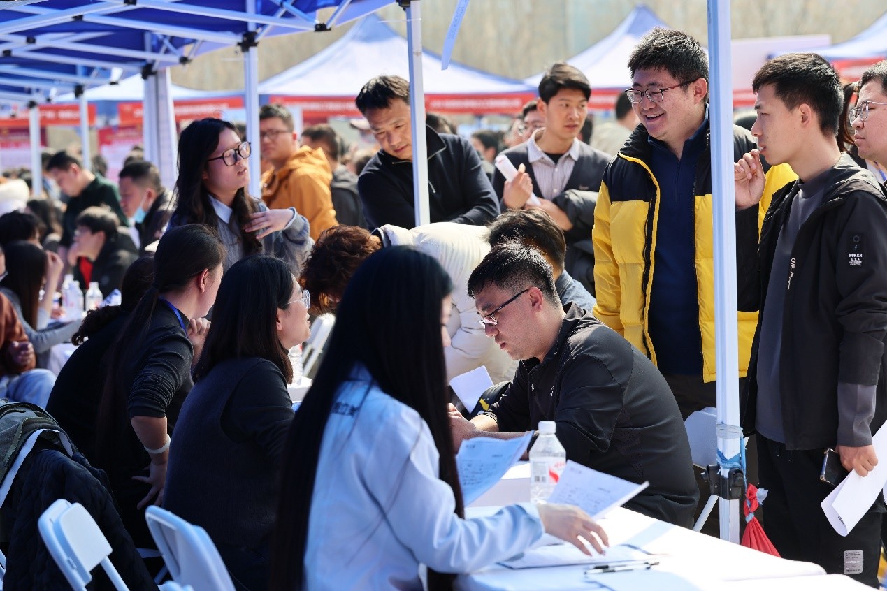 5685个岗位"职"达现场!2026年陕西工会“春送岗位”招聘会在西安举办