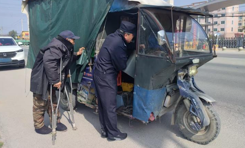 三轮车“罢工”老人被困路边 蓝田民警暖心救助解“燃油之急”