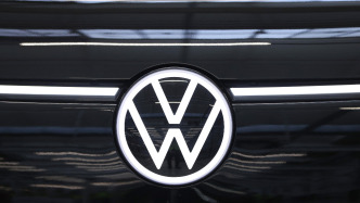 大众汽车集团去年营业利润腰斩 计划至2030年裁员5万人