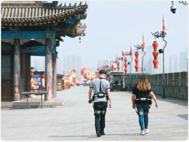 整机仅2.4公斤单次充电可用4小时 外骨骼机器人亮相城墙景区