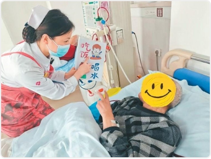 聋哑老人独自来做透析 护士手绘卡片方便沟通