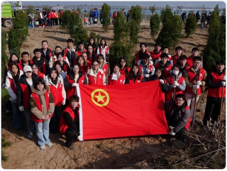 西安建大师生共赴兴平植树护绿