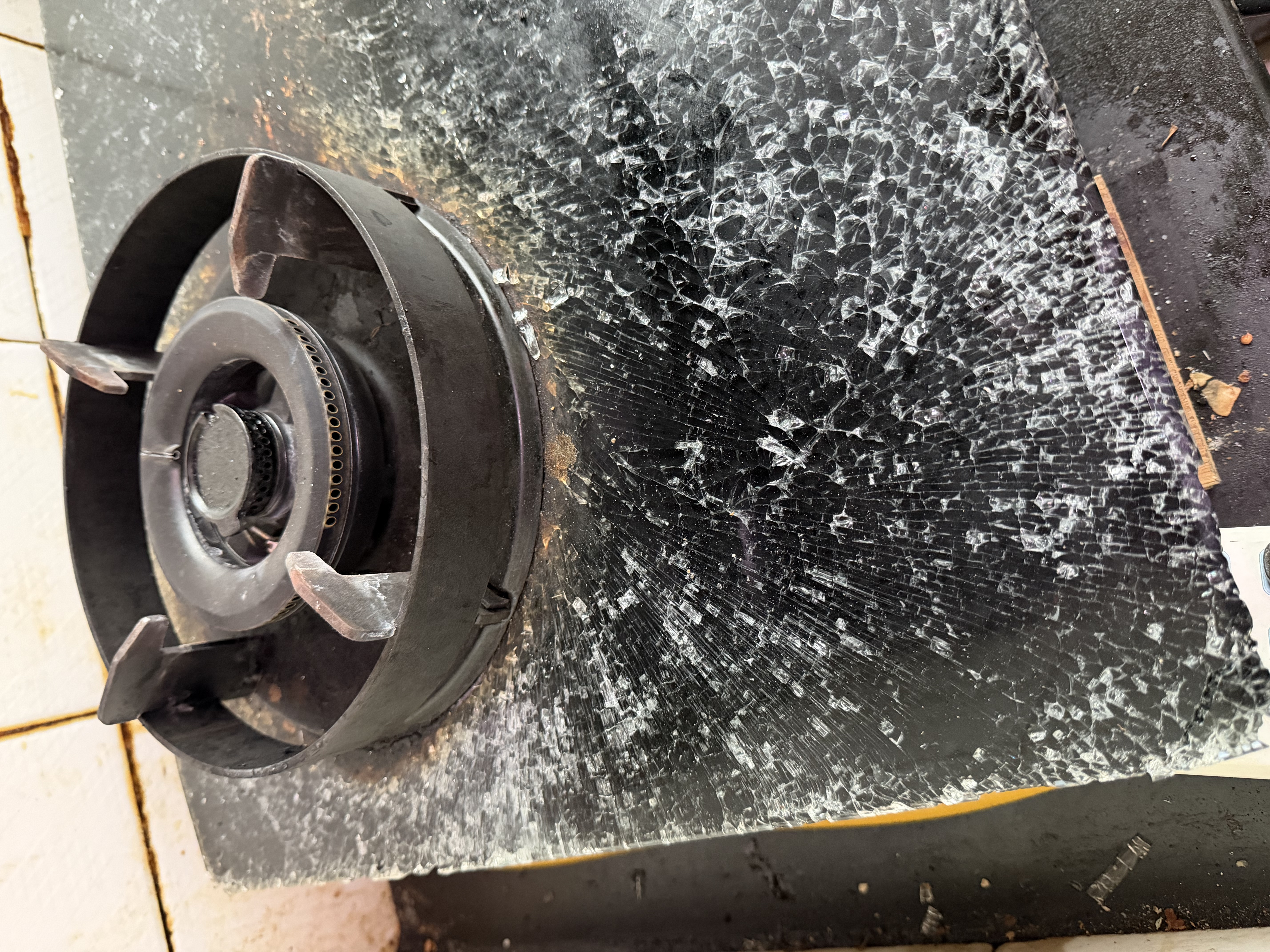 除夕夜燃气灶面板爆裂 华帝称出于客户关怀同意退货