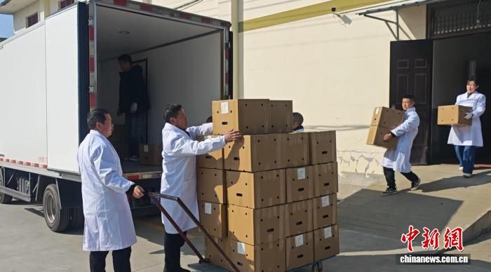 3月10日，陕西安康蚕种场繁育的1.5万张优质蚕种正在装车。 张昊 摄