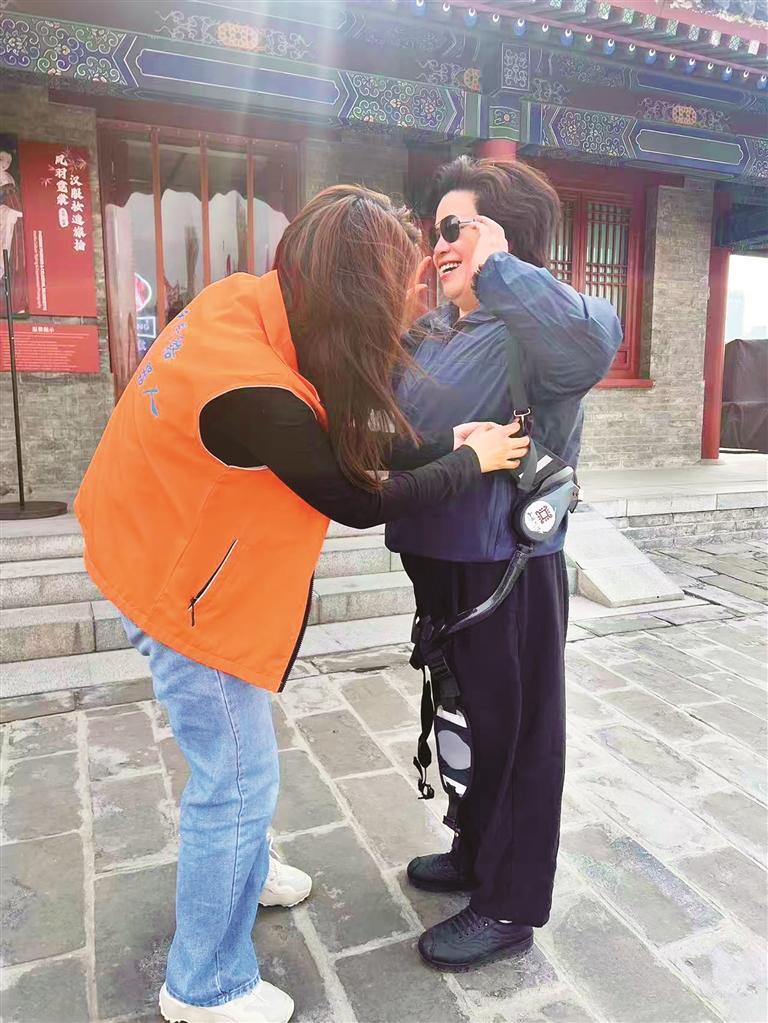 “穿”上机器人轻松逛城墙 游客：像有人托着走 真神了！