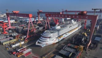 第二艘国产大型邮轮完成坞内起浮