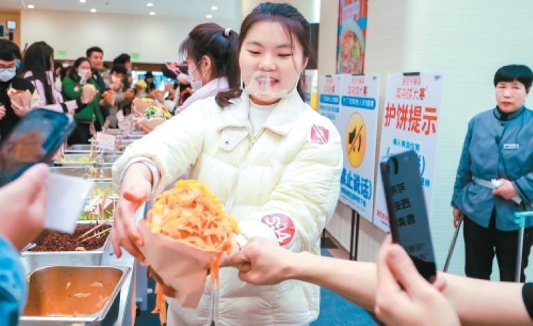 掌管菜夹饼的神！两千人挑战1分钟内夹出“179度”的饼