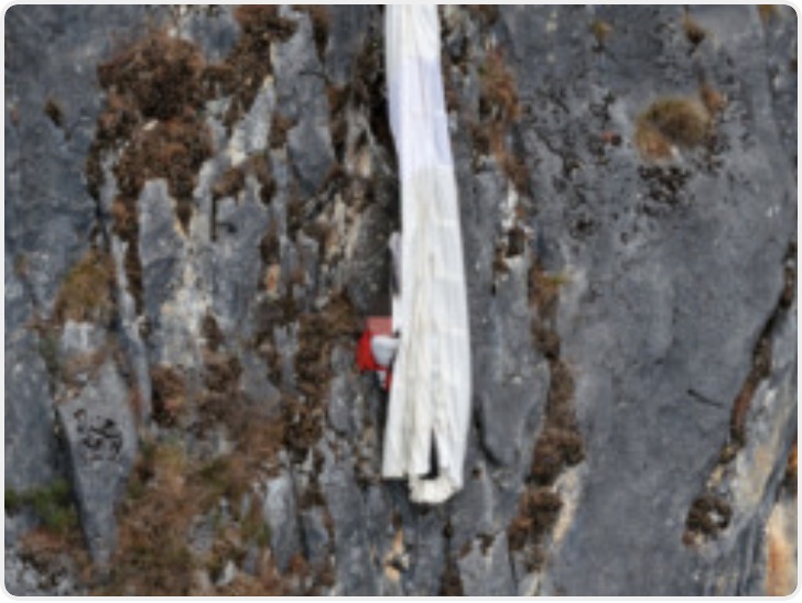 昆明一翼装飞行者挂在“望天崖”峭壁上5小时后获救