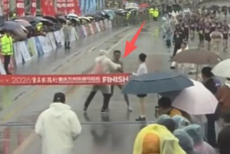 马拉松乌龙事故引争议：冠军选手冲线时被拦停并带离赛道