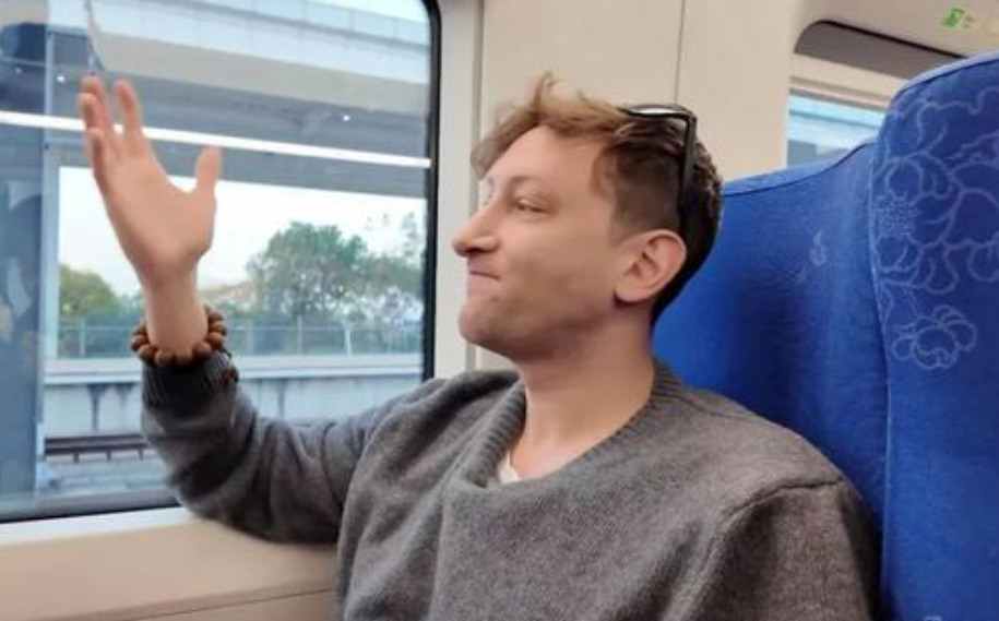 因捐赠日军侵华相册与中国结缘 埃文凯尔官宣定居中国