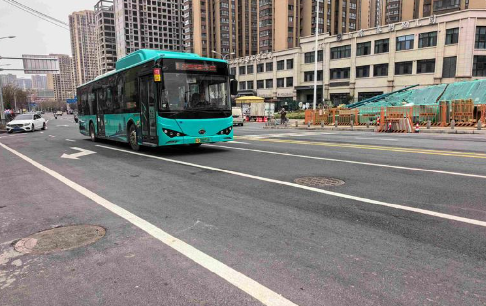 井盖哐啷声24小时扰民不休 西安居民反映三个月拨打25次市民热线没找到责任方