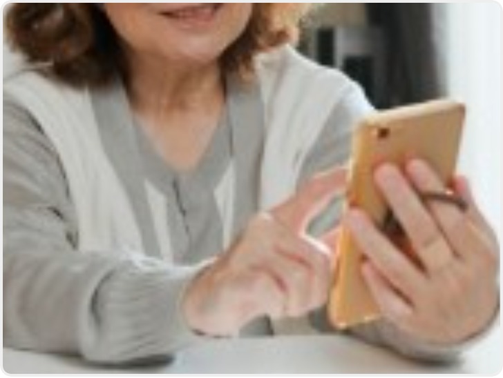 直播间向老人兜售无标签食品并夸大功效 法院判商家全额退款