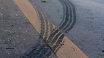 警方通报“15岁男生过斑马线被撞身亡”：驾驶员均被控制