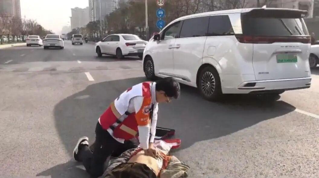 ▲网约车志愿者卞征正在救人。