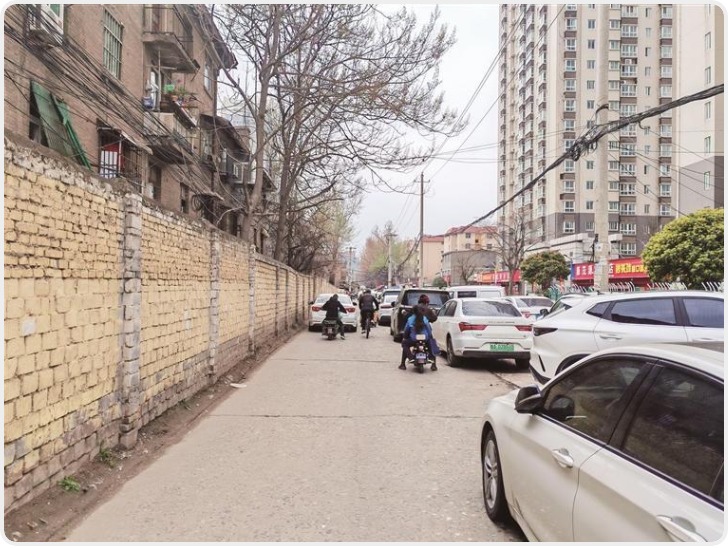 路窄乱停车垃圾桶占道 两小区居民盼管管“家门口”这条路