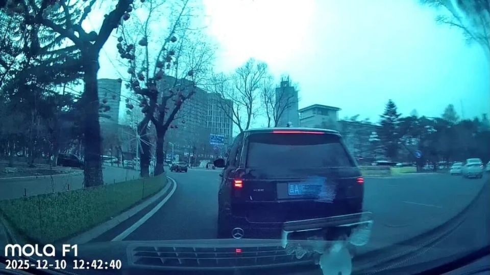 路虎1分钟8次别停奔驰引发事故 警方认定为何多次反转？