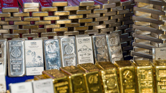 贵金属价格狂泄！现货黄金逼近4500美元 白银大跌超13%