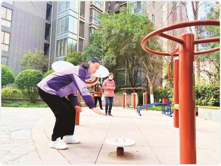 老年人社区锻炼成日常 健身器材需更加“适老化”