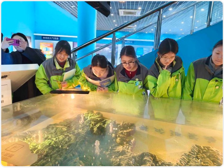 200余名师生走进西安市大气探测中心 零距离了解气象观测