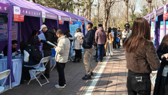 清华年度规模最大校园招聘会举行 就业市场呈现多个新趋势