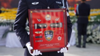 清明前两位牺牲民警警号获封存 还有英烈子女重启父辈警号