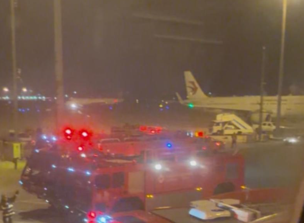 客机落地后出现火情 航司客服：旅客手机受挤压冒烟起燃