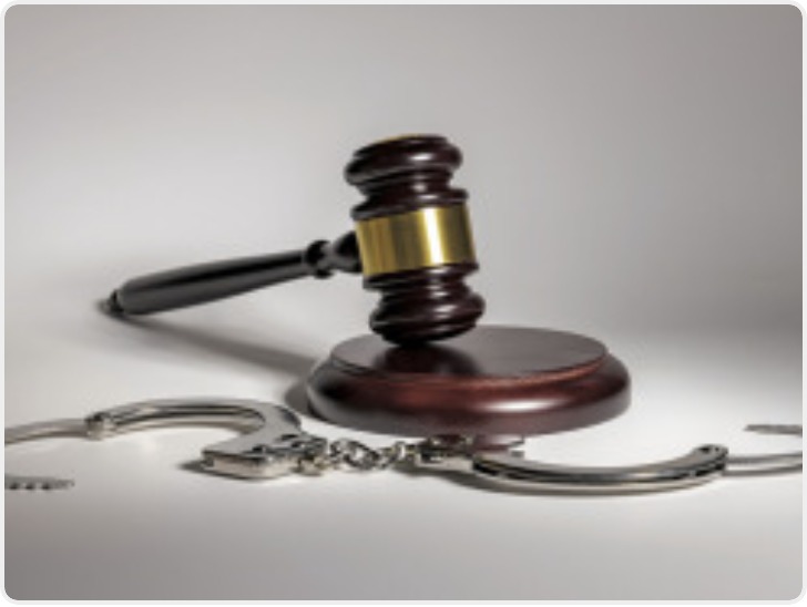 民警派出所内猥亵女孩一审被判两年九个月 女孩父亲申请抗诉