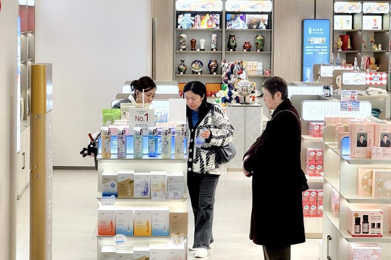 顾客在西安市内免税店选购商品。