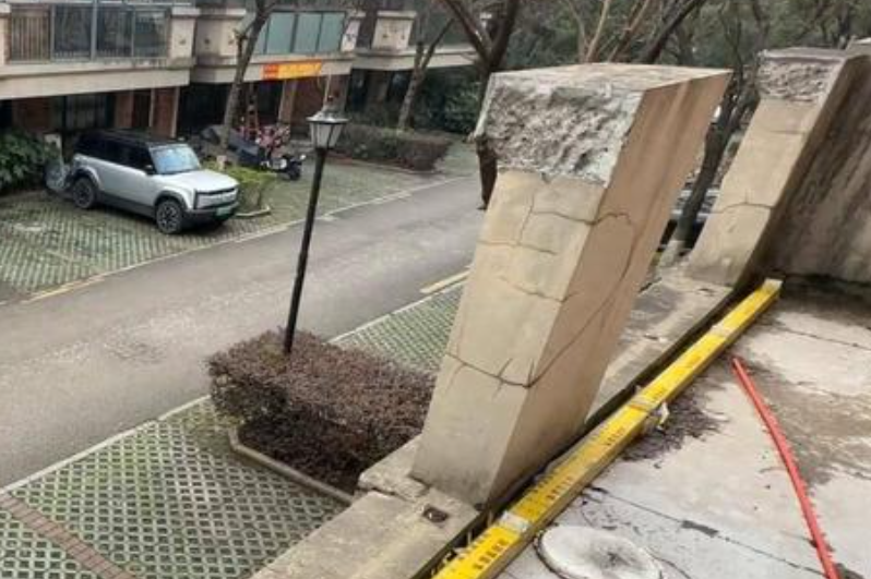 业主称装修封闭阳台时遭城管登门强拆：其他家都封了