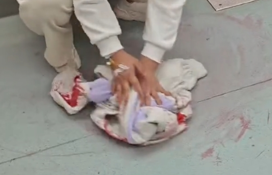 女孩地铁吐血后脱衣将地板擦干 当事人：不想把别人鞋子弄脏