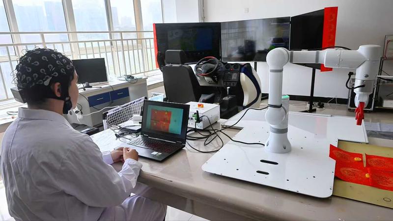 科学周刊||“意念控物”成现实！记者探访西工大神经信息实验室