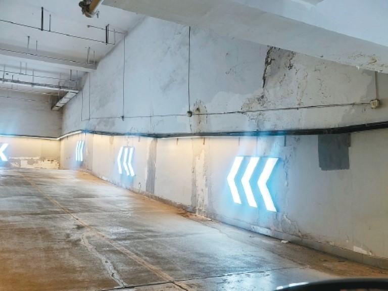 西安钟楼易俗社文化街区地下车库脏乱异味重 公共设施破损