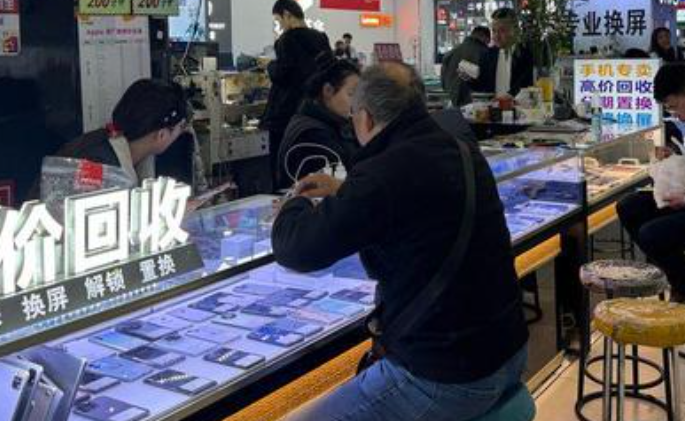 内存价格暴涨 有人用7部旧手机换回1个二手iPhone 11
