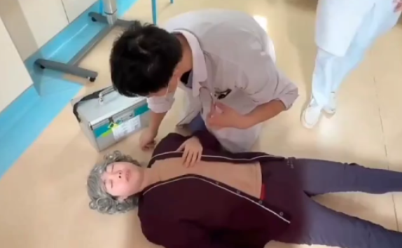 张雪峰去世细节引关注 医生提醒：有这些情况立即休息