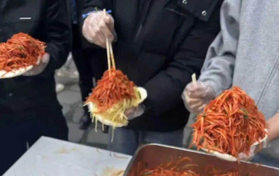 西安25岁男子菜夹馍比赛猛吃2斤胡萝卜丝 诱发肠梗阻紧急送医