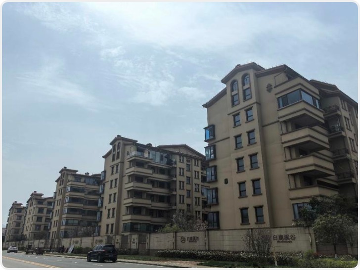 华商记者帮||地面下陷引发渗水开发商迟迟未解决 白鹿溪谷一业主被迫中断装修难入住