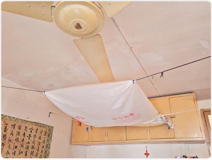 西安莲湖区一老楼屋顶长期漏水 物业：目前正在协商维修方案