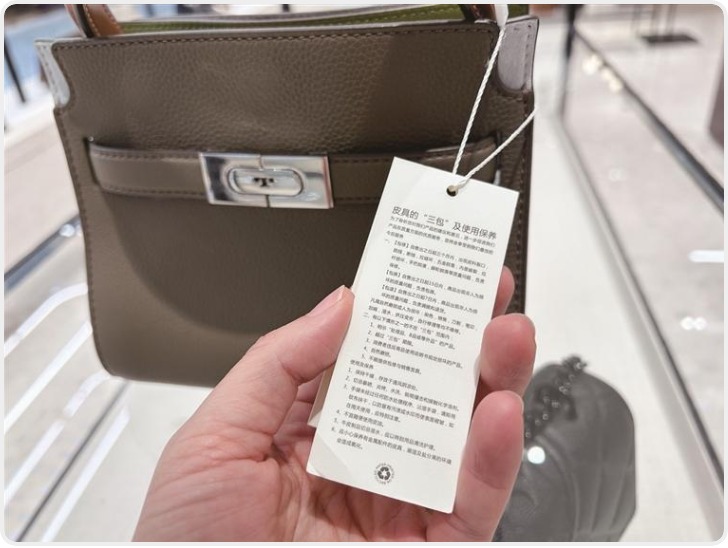 市民花4999元在小寨赛格买的新包竟有“伤” 想退货被拒绝