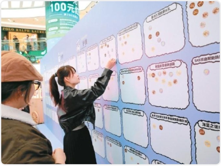 “咖啡+美妆+打卡”联动 商家通过场景创新引客流促消费