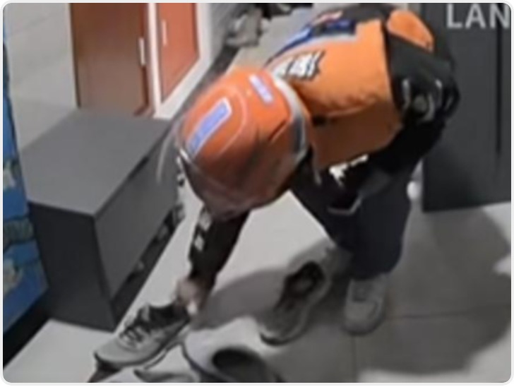 外卖员送餐后穿走门口新鞋！家门口能不能放东西？网友吵翻天