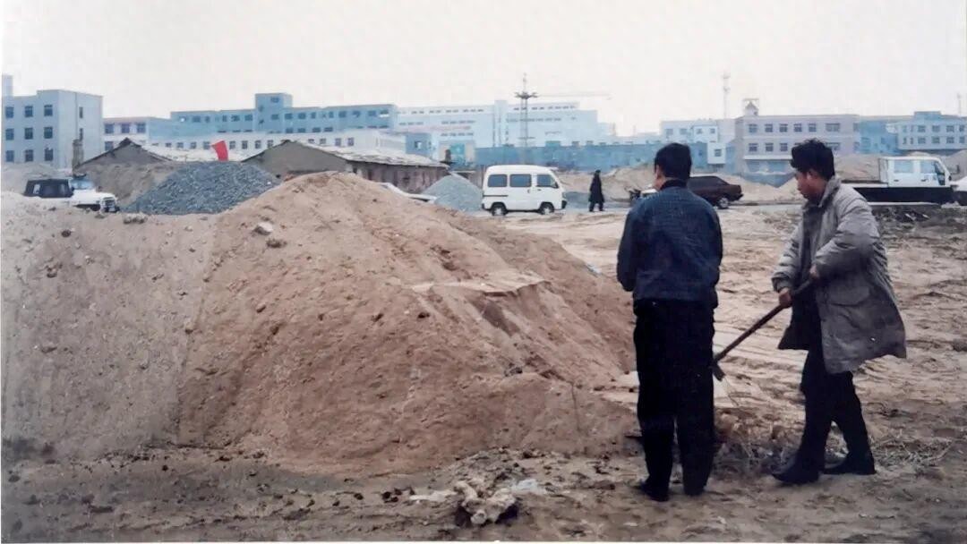25年前女子殒命工地 警方过筛23.7斤血沙锁定犯罪嫌疑人