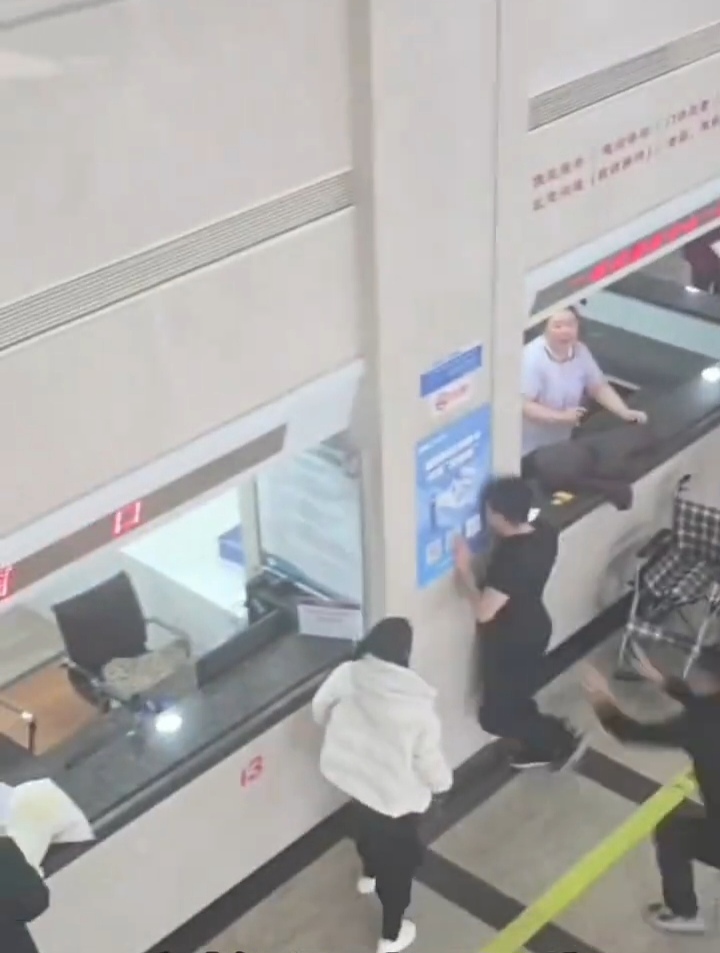 男子因男医生给孕妻检查情绪过激撞墙？医院：已安抚孕妇