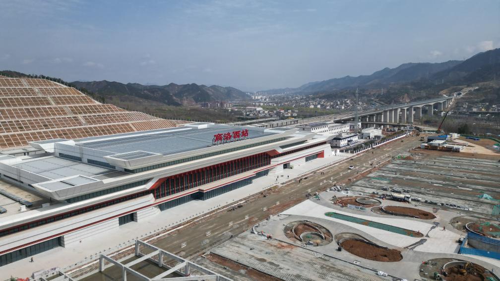 这是在建的西十高铁商洛西站。（中铁建工集团供图）