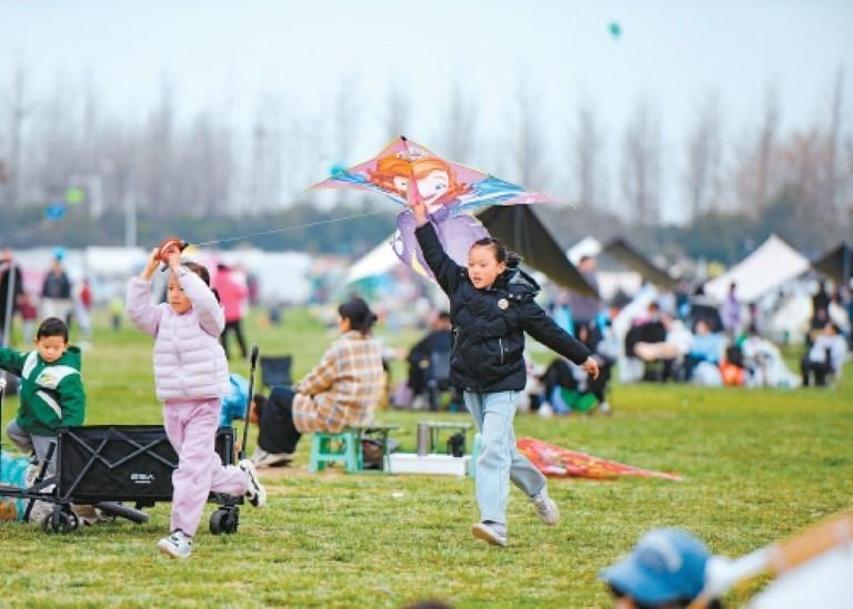 春风拂古城 露营享悠然