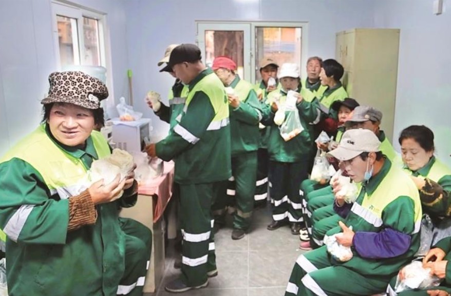 陕西府谷环卫工吃上免费早餐